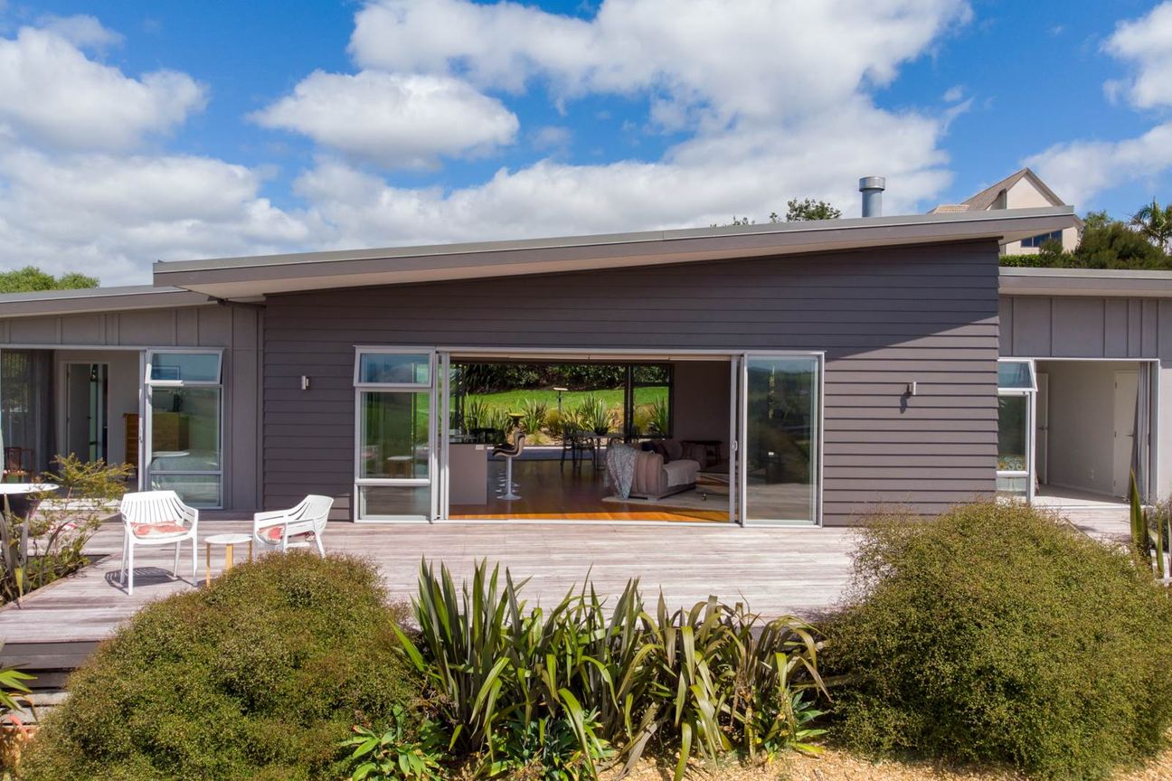 Designed for Living, Outstanding Buying – pohled 4