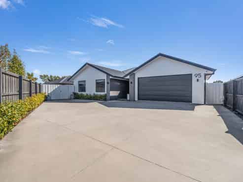 95 Oaks Drive, Lincoln