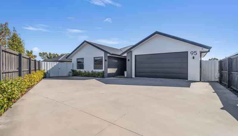 95 Oaks Drive, Lincoln