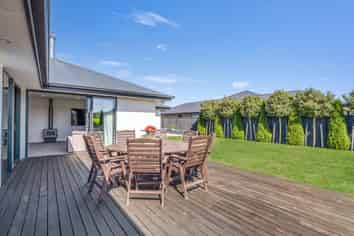 95 Oaks Drive, Lincoln