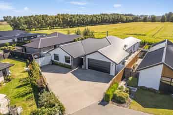 95 Oaks Drive, Lincoln