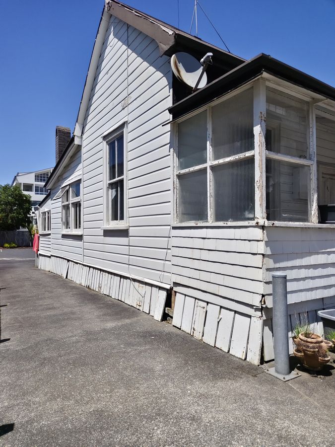 Waterfront Standalone Building for Lease Now - Widok 5