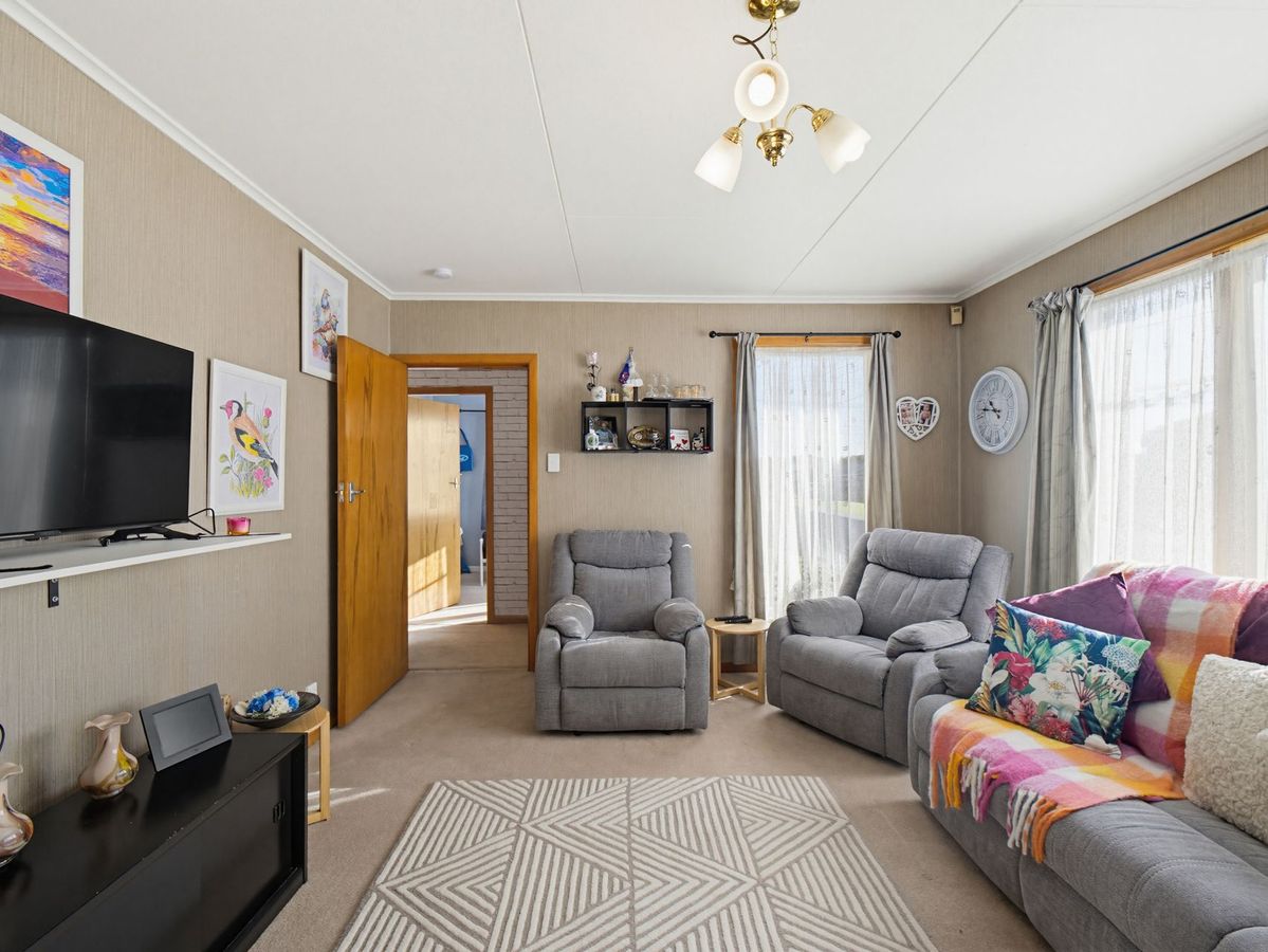 Say Hello to a Fabulous Buy.... Family Living! - Widok 2