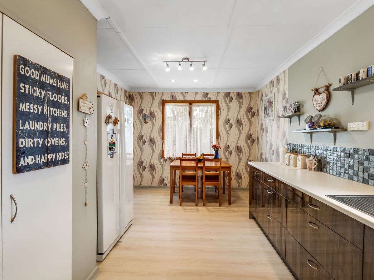 Say Hello to a Fabulous Buy.... Family Living! - Widok 6