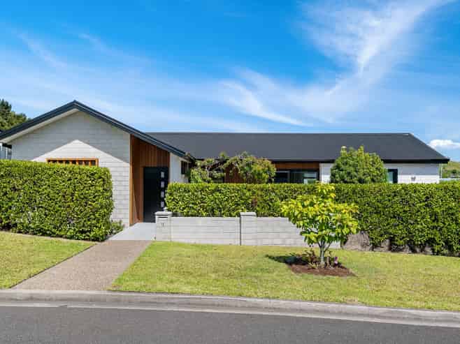 12 Ellesmere Close, Pyes Pa