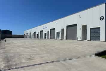 Near New Self-Contained Unit