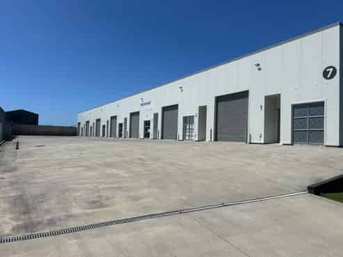 Near New Self-Contained Unit