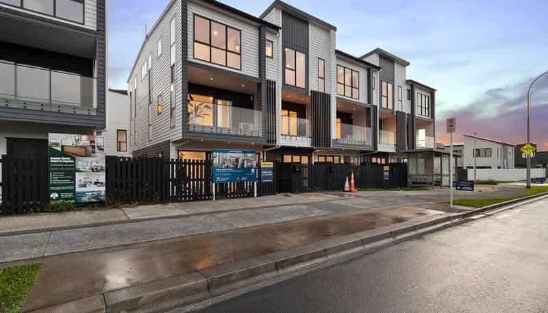 2/10 Scott Road, Hobsonville