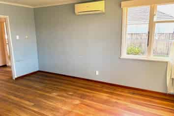 91 Pt England Road, Point England