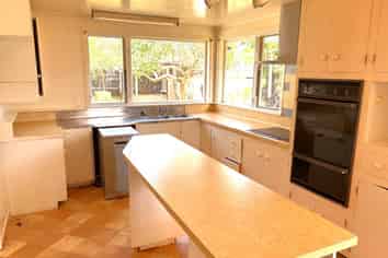 91 Pt England Road, Point England