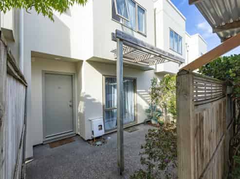 64/21 Hunters Park Drive, Three Kings