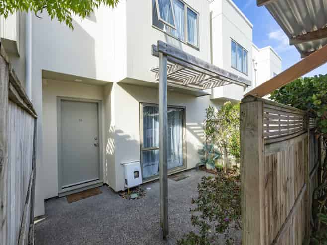 64/21 Hunters Park Drive, Three Kings