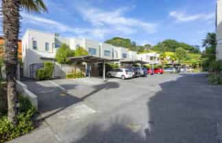 64/21 Hunters Park Drive, Three Kings