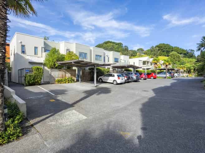 64/21 Hunters Park Drive, Three Kings