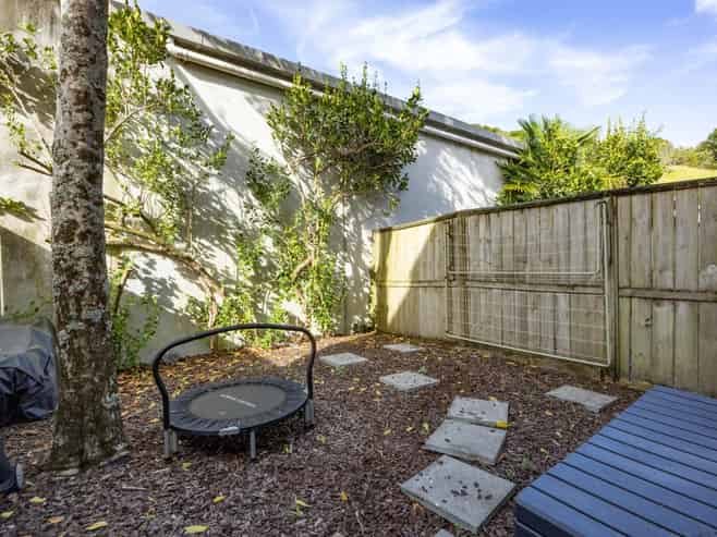 64/21 Hunters Park Drive, Three Kings