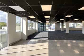 Elevated fringe workspace with scale & flexibility