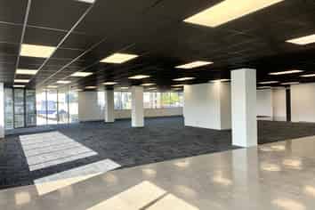 Elevated fringe workspace with scale & flexibility