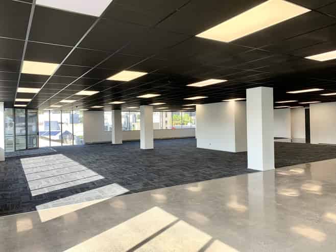 Elevated fringe workspace with scale & flexibility