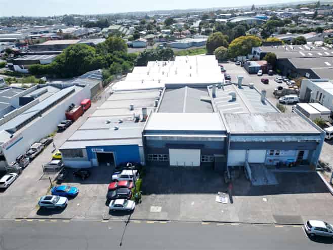 CBRE | 490sqm Mixed-Use WH in Otahuhu