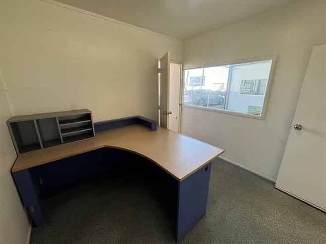 CBRE | 490sqm Mixed-Use WH in Otahuhu