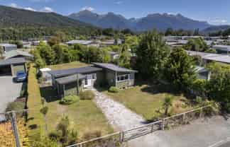 36 Home Street, Manapouri