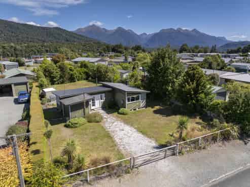 36 Home Street, Manapouri