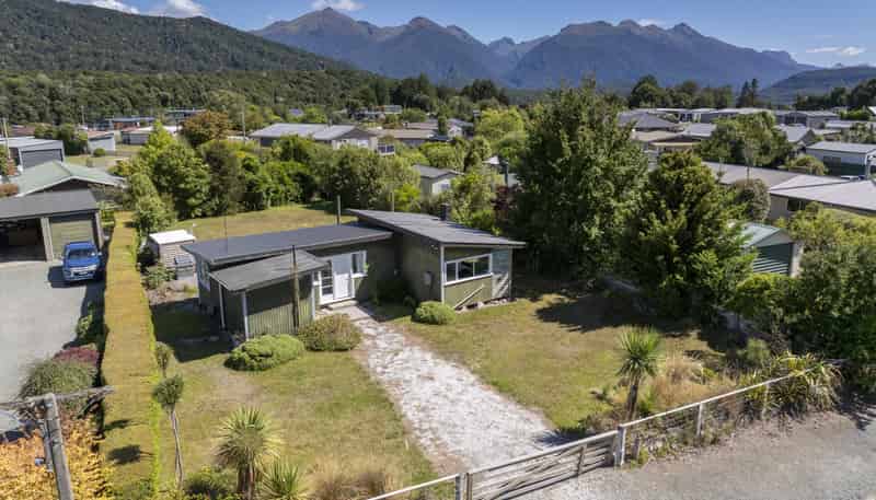 36 Home Street, Manapouri
