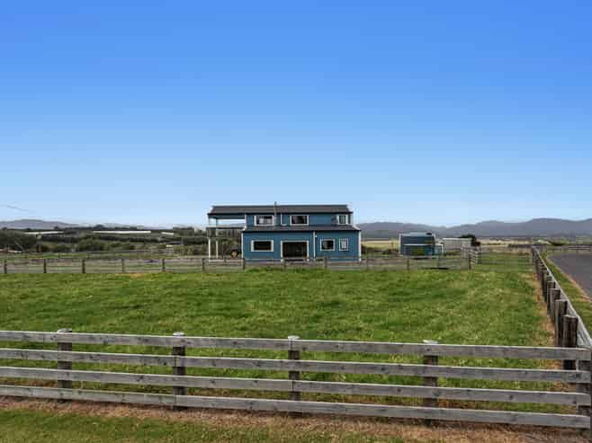 5 Beach Road Extension, Tirohanga