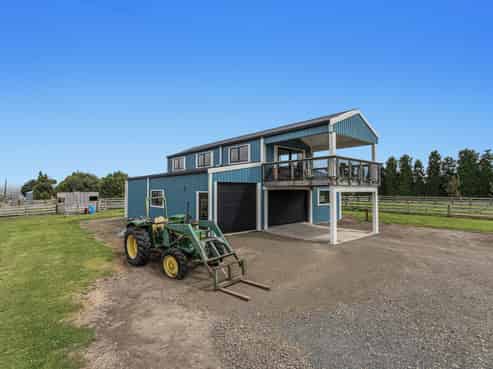 5 Beach Road Extension, Tirohanga