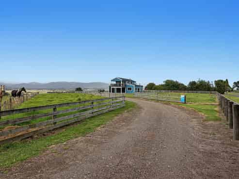 5 Beach Road Extension, Tirohanga