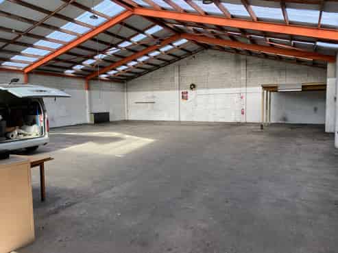 Very Tidy Workshop in Popular Area