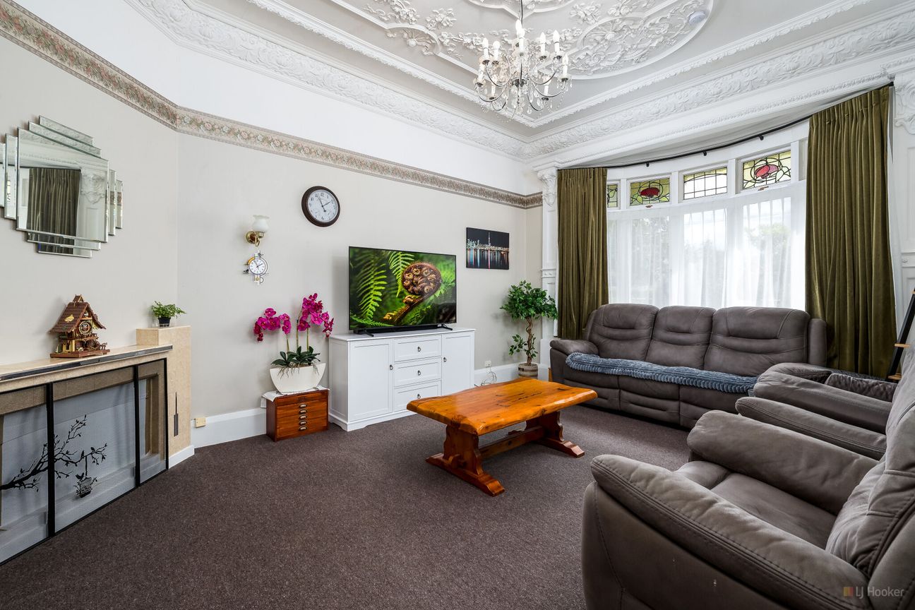 Timeless Villa with Character, Charm & Space - Ansicht 2