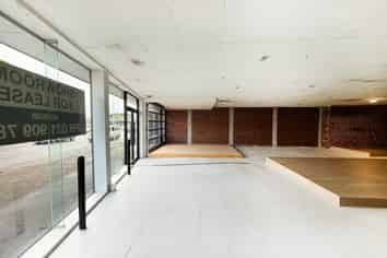 SMART SHOWROOM ON THE STRAND
