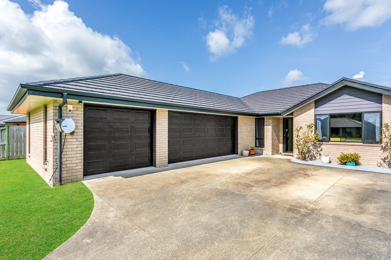 Premium Living, Triple Garage, Exceptional Parking - Aanzicht 3