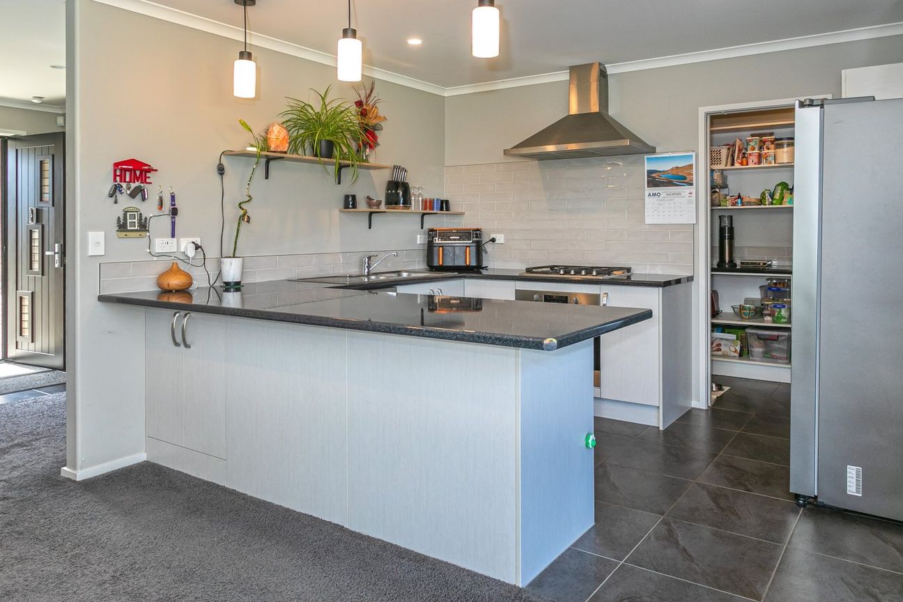 Premium Living, Triple Garage, Exceptional Parking - Aanzicht 6