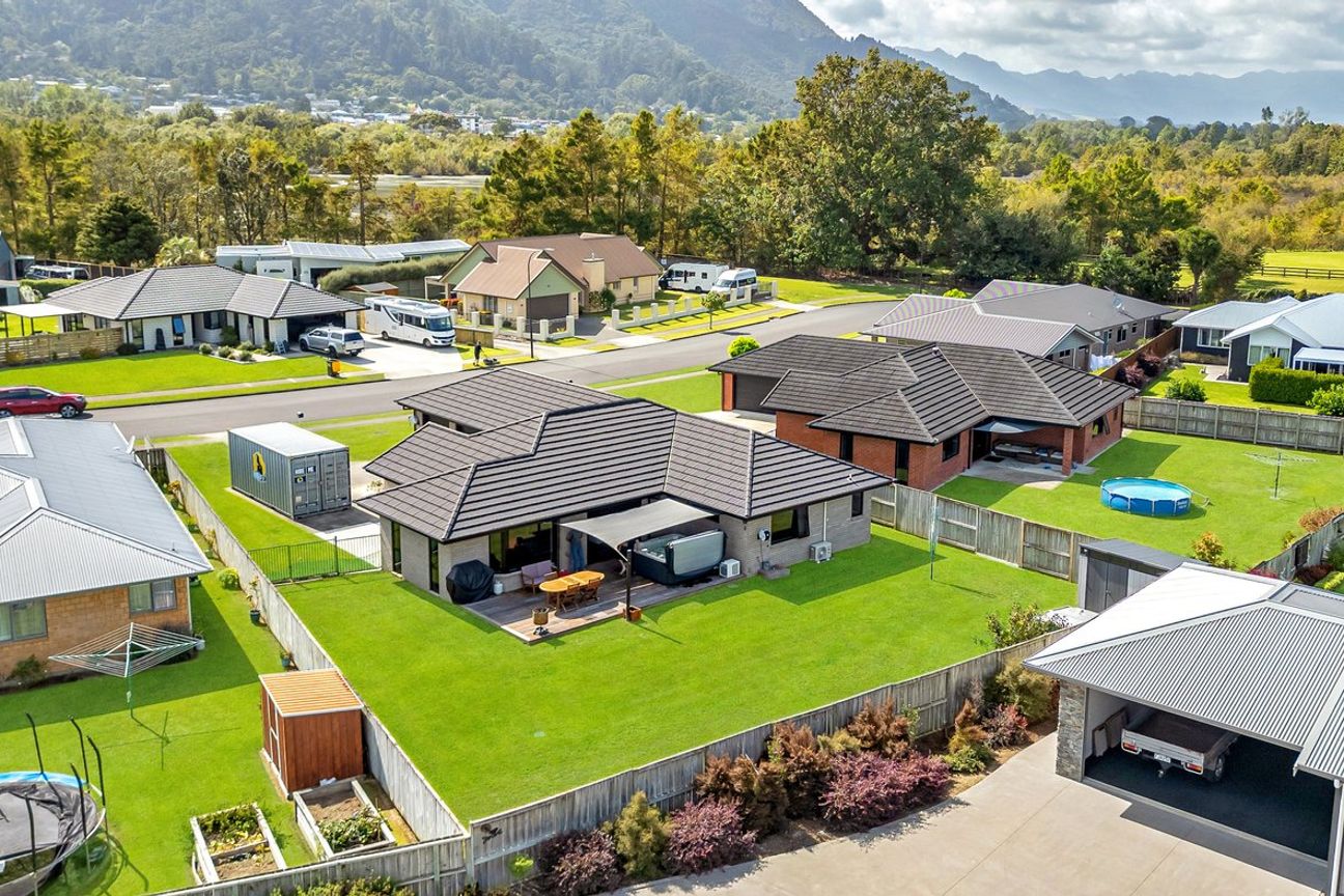 Premium Living, Triple Garage, Exceptional Parking - Aanzicht 4