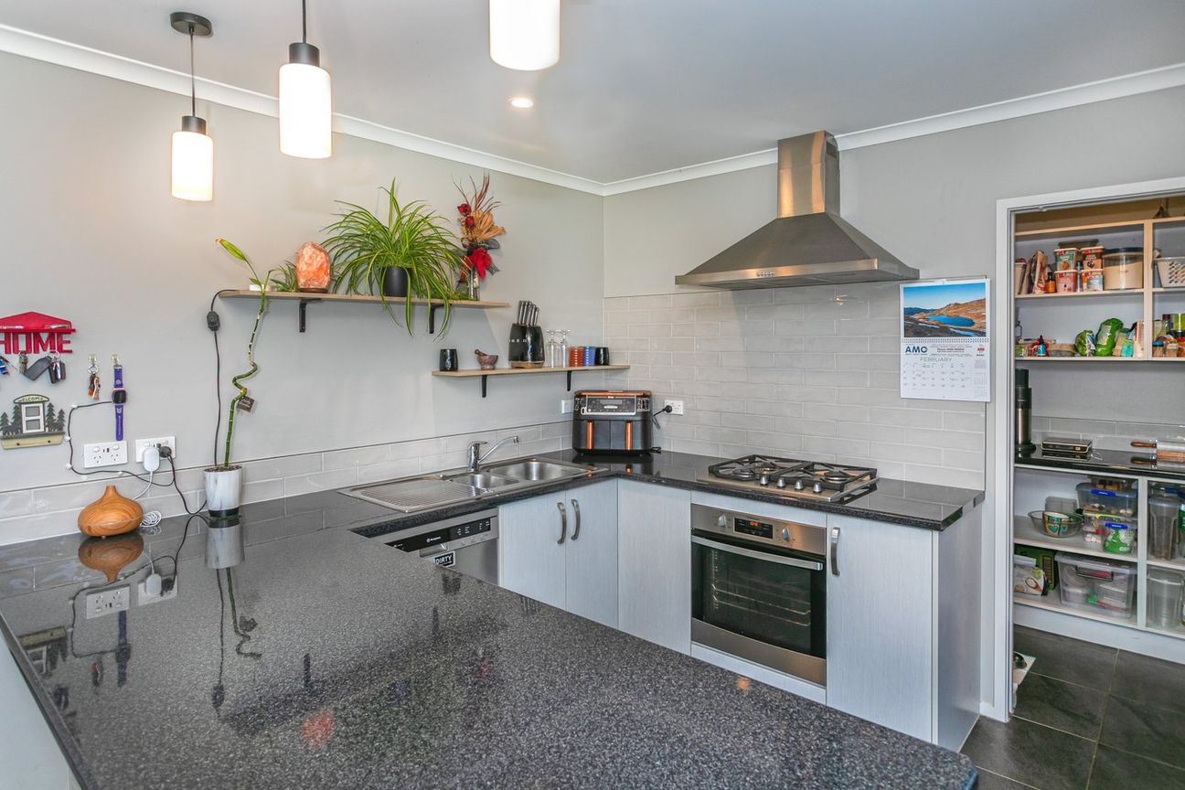 Premium Living, Triple Garage, Exceptional Parking - Meer