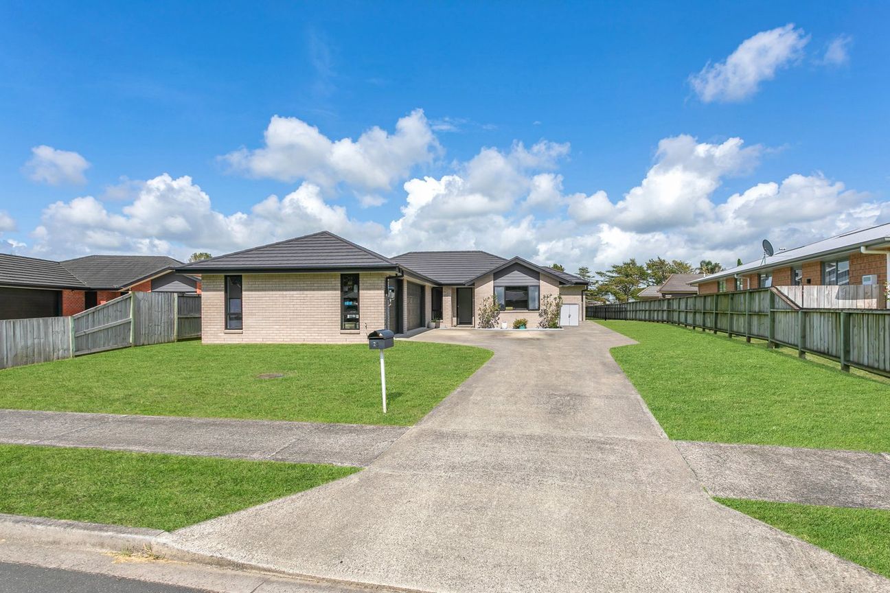 Premium Living, Triple Garage, Exceptional Parking - Aanzicht 2