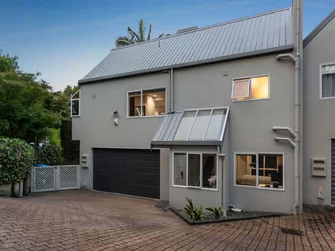 8/17 Chatfield Place, Remuera