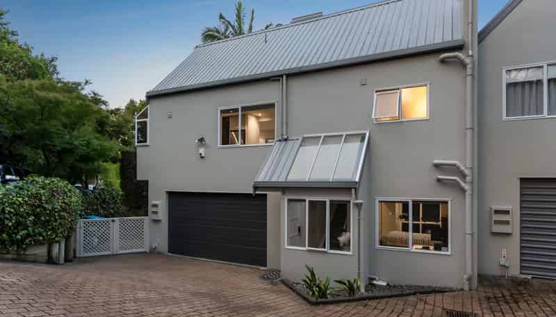 8/17 Chatfield Place, Remuera