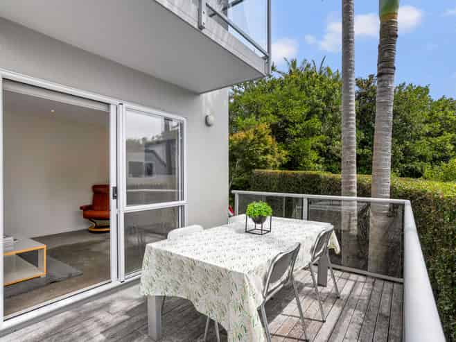 8/17 Chatfield Place, Remuera