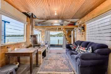 15 Boatshed, Camborne Walkway, Paremata