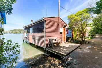 15 Boatshed, Camborne Walkway, Paremata