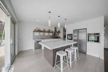 127 McRobbie Road, Kingseat