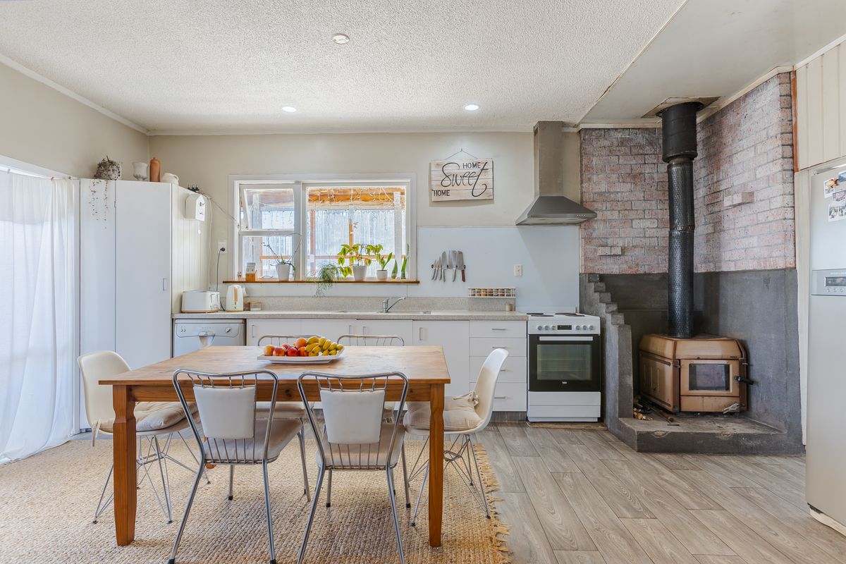 Character Living with Modern Comforts - Widok 5