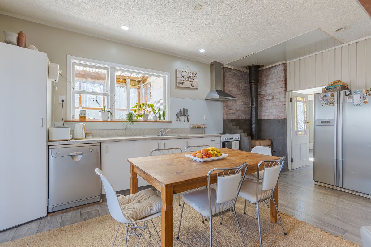 Character Living with Modern Comforts - Widok 2
