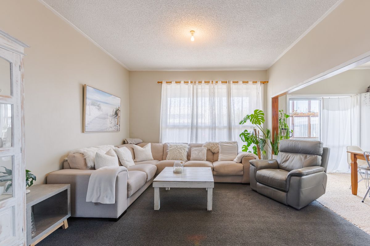 Character Living with Modern Comforts - Widok 4