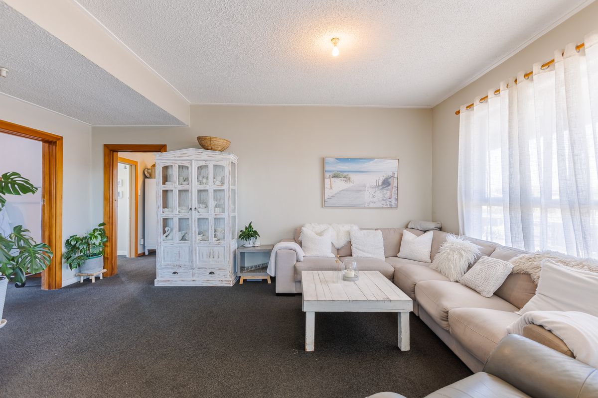 Character Living with Modern Comforts - Widok 3