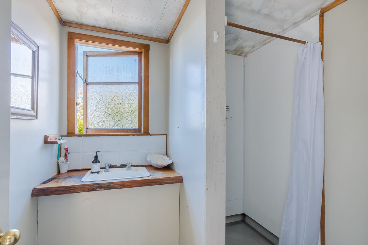 Character Living with Modern Comforts - Więcej