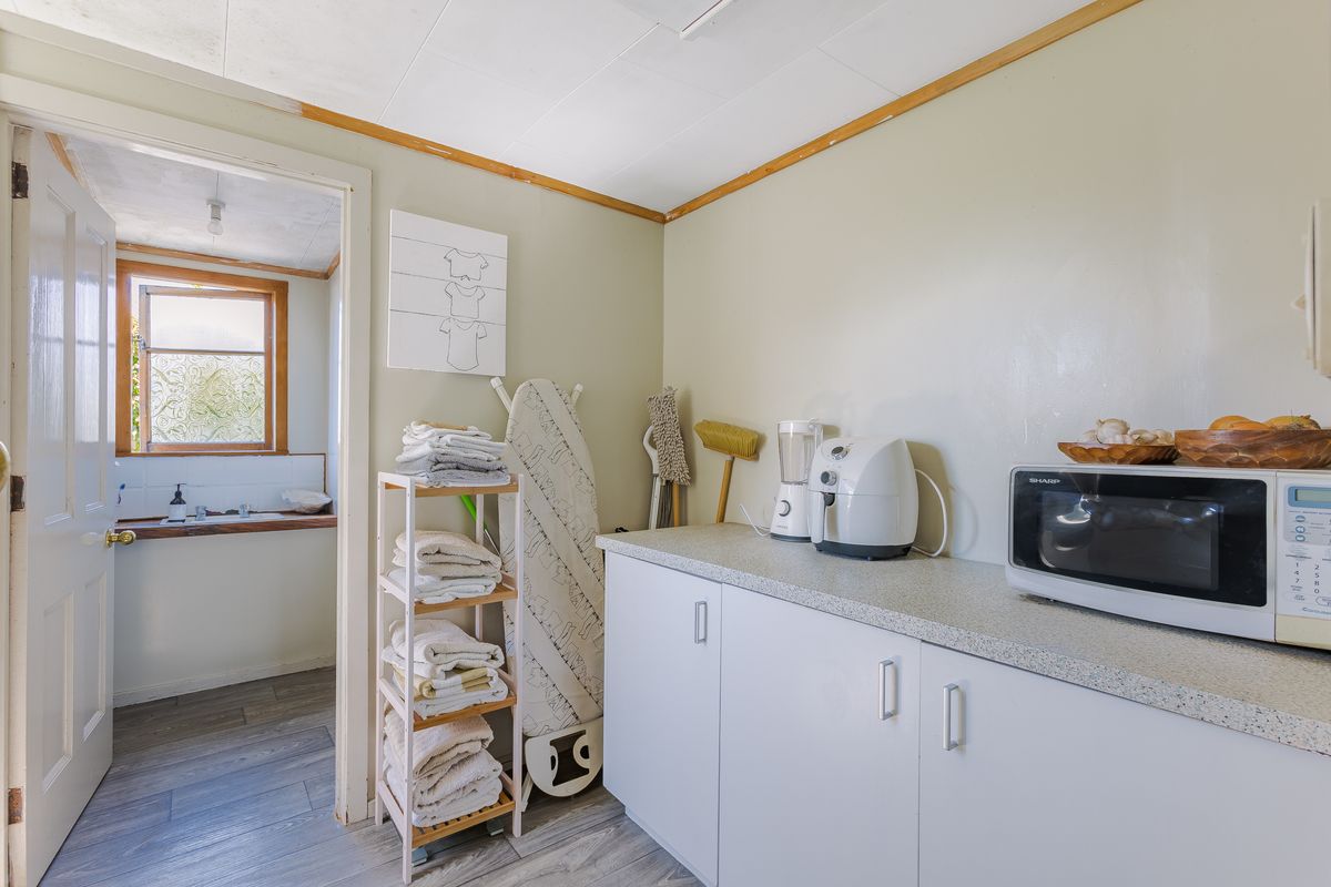 Character Living with Modern Comforts - Widok 6